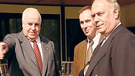 Da geht’s lang. Helmut Kohl 2003 mit den Autoren Stephan Lamby (Mitte) und Michael Rutz. Der erste Interview-Teil dreht sich um „Aufstieg und Macht“. Foto: NDR