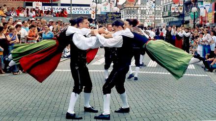Die modernen deutschen Auswanderer würden vielleicht nicht auf die Idee kommen, im fernen Brasilien ein Oktoberfest im Dschungel zu gründen. Doch die Auswanderer des 19. Jahrhunderts legten in Blumenau Wert auf Traditionen. Und die haben sich gehalten. 
