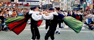 Die modernen deutschen Auswanderer würden vielleicht nicht auf die Idee kommen, im fernen Brasilien ein Oktoberfest im Dschungel zu gründen. Doch die Auswanderer des 19. Jahrhunderts legten in Blumenau Wert auf Traditionen. Und die haben sich gehalten. 