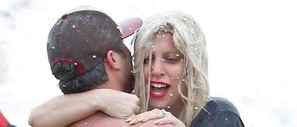 Lady Gaga und ihr Verlobter Taylor Kinney in den eisigen Fluten des Lake Michigan bei Chicago.