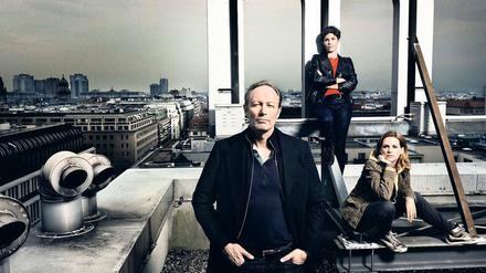 Bei Europol heißen sie „Joint Investigation Teams“. Im ZDF-Mehrteiler setzt sich „The Team“ aus Harald Bjørn (Lars Mikkelsen) aus Kopenhagen, Jackie Mueller (Jasmin Gerat, M.) aus Berlin und Alicia Verbeek aus Antwerpen (Veerle Baetens) zusammen. Foto: ZDF