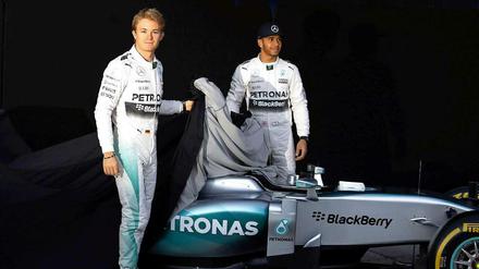 Ziehung 1 aus 2. Die Mercedes-Piloten Nico Rosberg (l.) und Lewis Hamilton bei der Vorstellung des W06 in Jerez. 