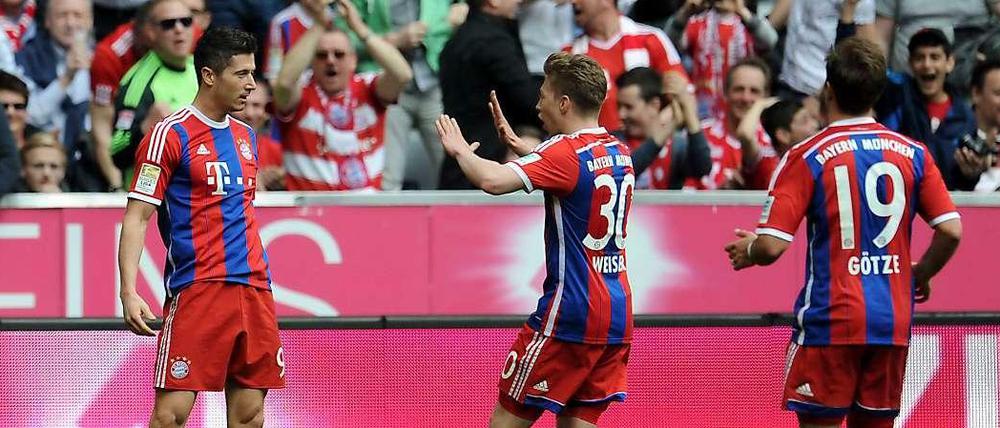 Robert Lewandowski posiert nach seinem Traumtor zum 1:0.