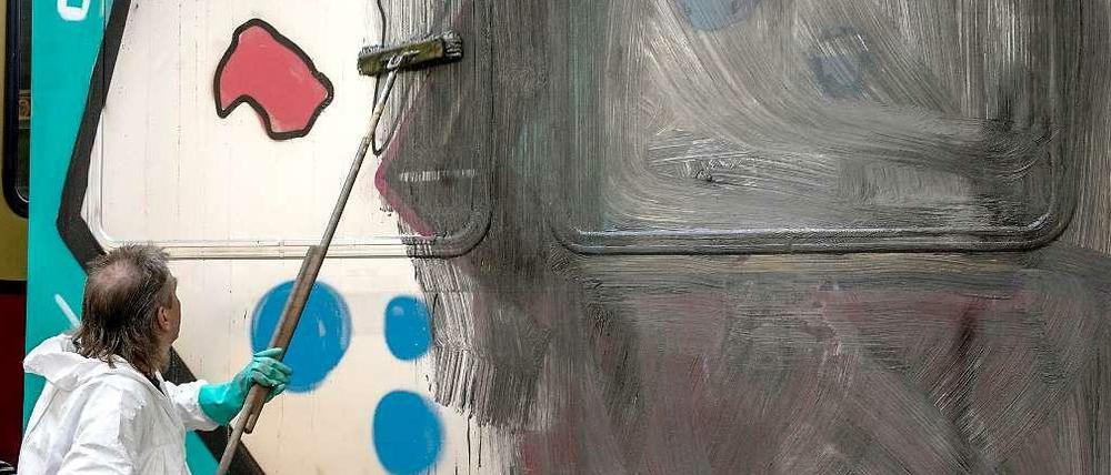 Des einen Freud, des andern Leid: In einem aufwändigen Verfahren werden Berliner S-Bahnen von Graffitis gereinigt.