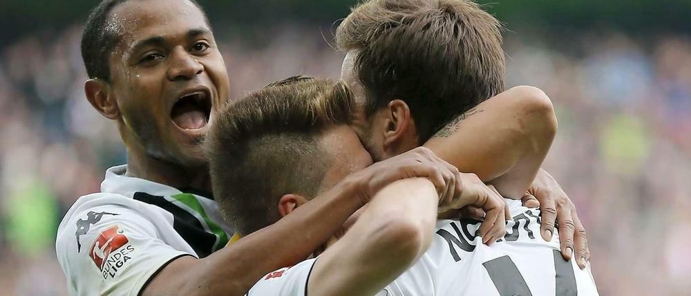 Liebe zu dritt. Havard Nordtveit (Nummer 16) bejubelt mit den Gladbacher Kollegen sein Tor zum 3:0.