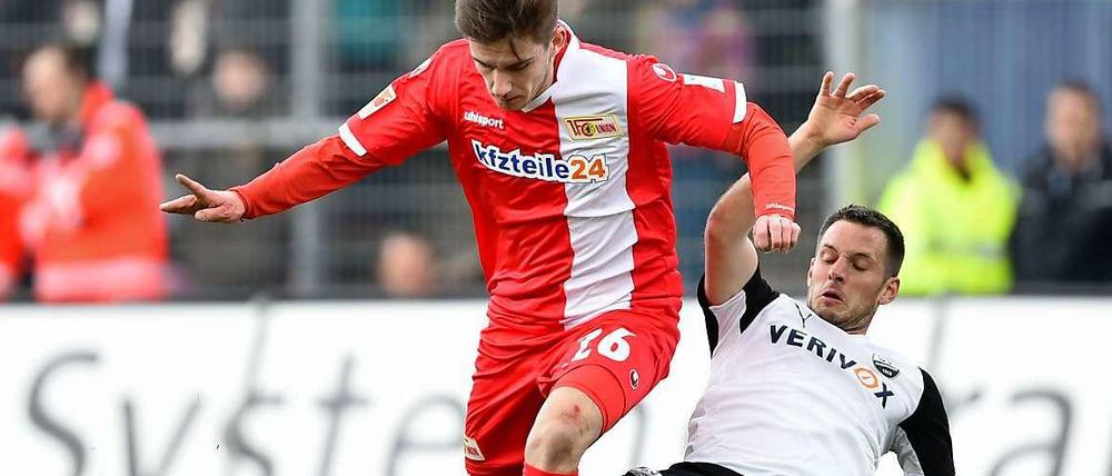 Ausleihspieler Valmir Sulejmani, der sich hier gegen seinen Gegenspieler Kevin Kratz durchsetzt, soll in Berlin bleiben.