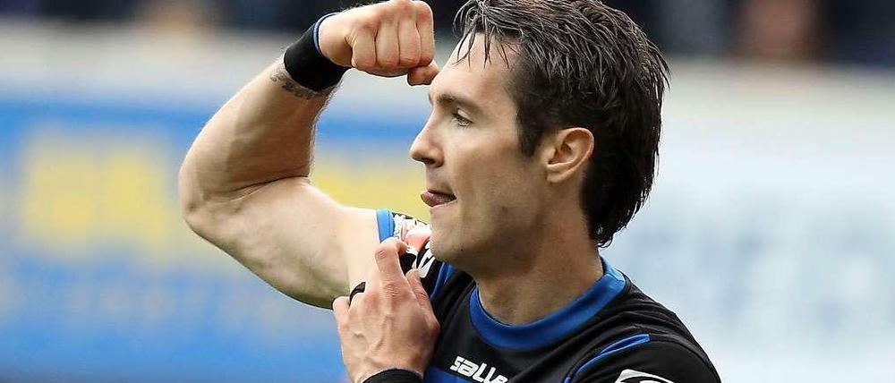 Im Abstiegskampf muss man gelegentlich auch mal Stärke demonstrieren - dachte sich Srdjan Lakic anscheinend nach seinem Tor zum 2:1 für den SC Paderborn.
