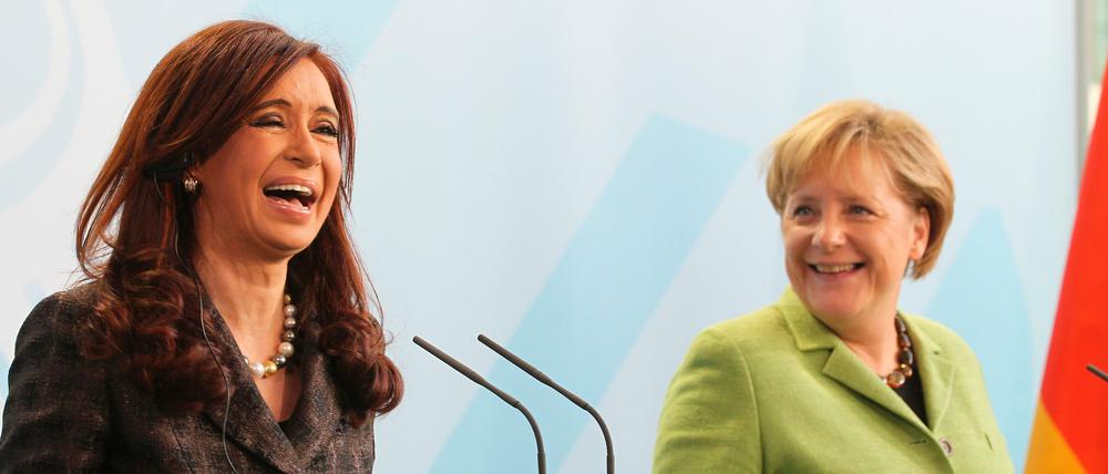 Finale. Nur eine konnte sich nach der Fußball-WM als Siegerin fühlen. Aber dass die Finalisten-Staaten beide von Frauen geführt werden, hat es noch nie gegeben. Das Foto zeigt Argentiniens Präsidentin Cristina Fernandez de Kirchner 2010 beim Staatsbesuch bei Kanzlerin Angela Merkel in Berlin.