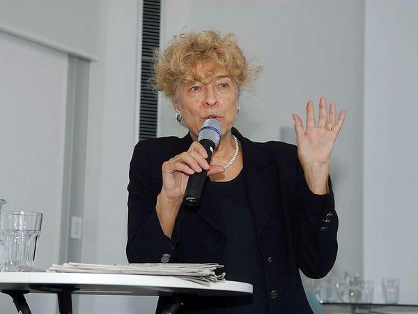 Immer unterwegs und in Aktion, Gesine Schwan bei einer Weiterbildungsveranstaltung im Tagesspiegel.