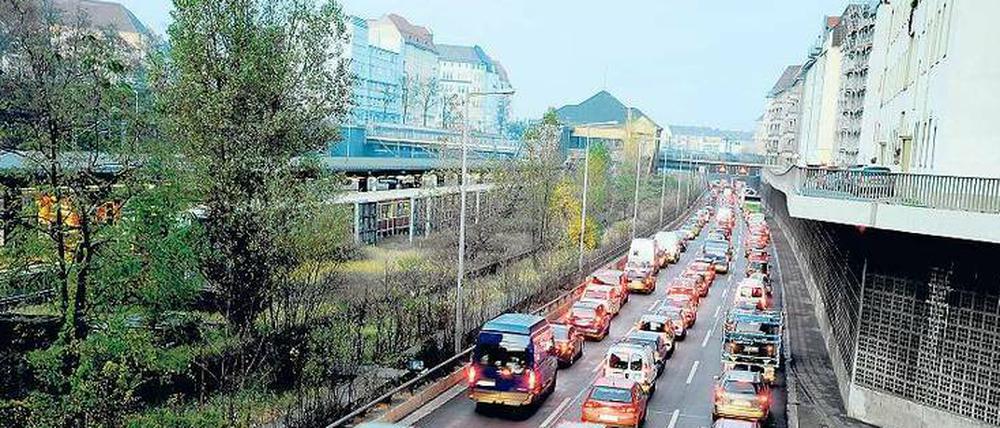 Wenn’s mal wieder länger dauert. Wer in die Stadt reinfährt, steht im Stau. Wer in der Stadt drin ist, steht im Stau – wie hier am S-Bahnhof in Witzleben, auf der A 100 gen Norden. 