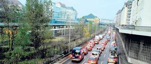 Wenn’s mal wieder länger dauert. Wer in die Stadt reinfährt, steht im Stau. Wer in der Stadt drin ist, steht im Stau – wie hier am S-Bahnhof in Witzleben, auf der A 100 gen Norden. 