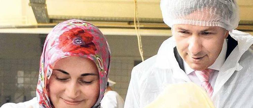 Chefsache. Als Regierender Bürgermeister machte sich Klaus Wowereit für die Themen Integration und Gleichberechtigung stark, wie 2011 beim Besuch der von türkischstämmigen Unternehmern geführten Bäckerei Leckerback.