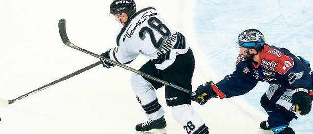 Die Eisbären müssen Nürnberg stoppen – hier versucht es Berlins Darin Olver (r.) bei Steven Reinprecht.