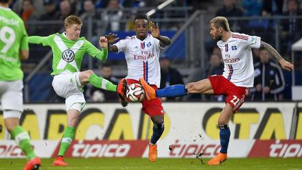 Bis einer weint: Valon Behrami (r.), Cleber (m.) und Kevin de Brunye im Dreikampf um den Ball.