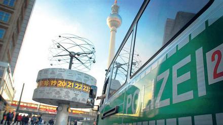 Am Alexanderplatz zeigt die Polizei in den vergangenen Jahren stärkere Präsenz.