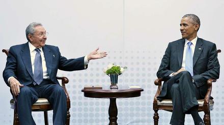 „Dies ist ganz offensichtlich ein historisches Treffen“. US-Präsident Barack Obama (l.) und Kubas Staatschef Raul Castro. 
