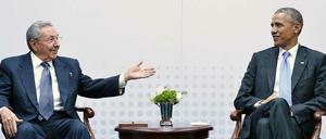 „Dies ist ganz offensichtlich ein historisches Treffen“. US-Präsident Barack Obama (l.) und Kubas Staatschef Raul Castro. 