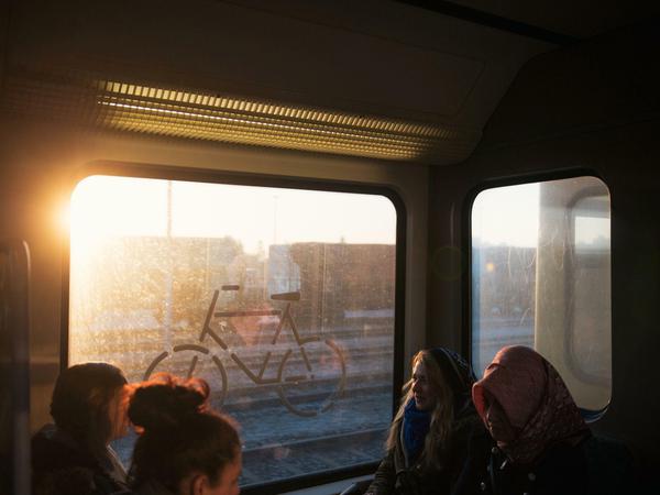 S-Bahn in Berlin bei Sonnenaufgang.