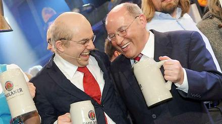 Gregor Gysi und sein Double, der Schauspieler Reinhard Peer, beim Starkbier