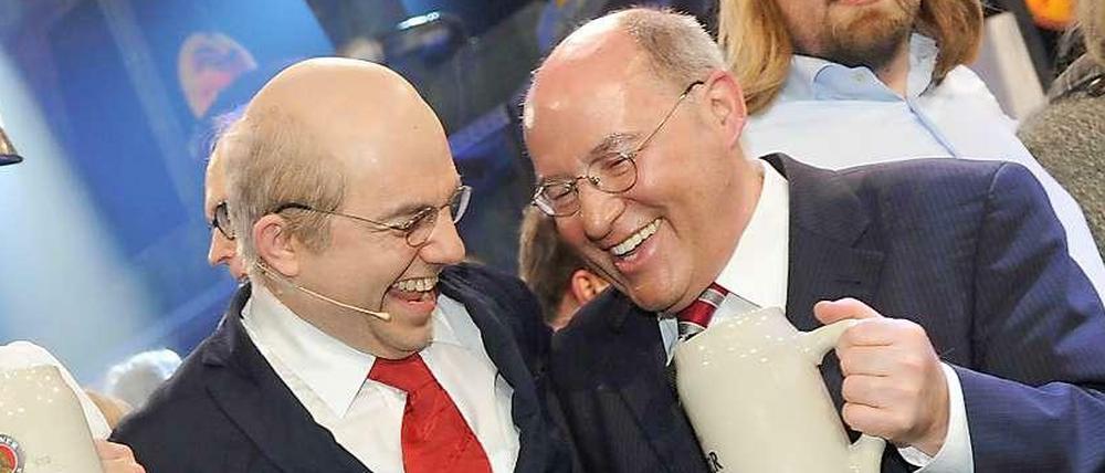 Gregor Gysi und sein Double, der Schauspieler Reinhard Peer, beim Starkbier