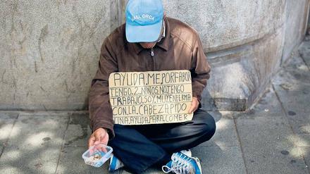 Im Zentrum. Nicht nur viele Spanier, sondern auch hunderte Deutsche betteln auf den Straßen von Palma um Geld.