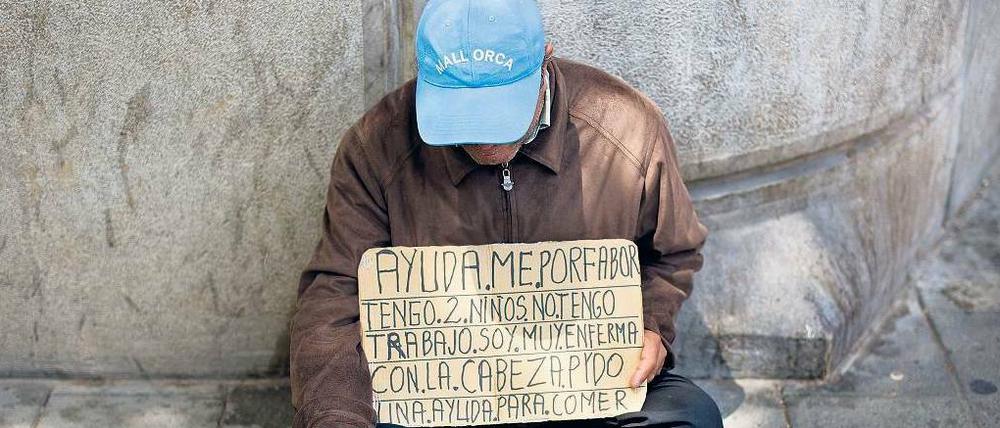 Im Zentrum. Nicht nur viele Spanier, sondern auch hunderte Deutsche betteln auf den Straßen von Palma um Geld.