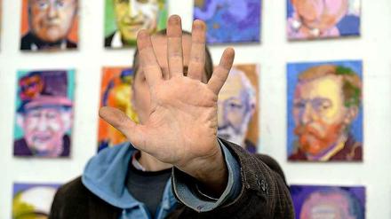 Zu wem gehört diese Hand? 