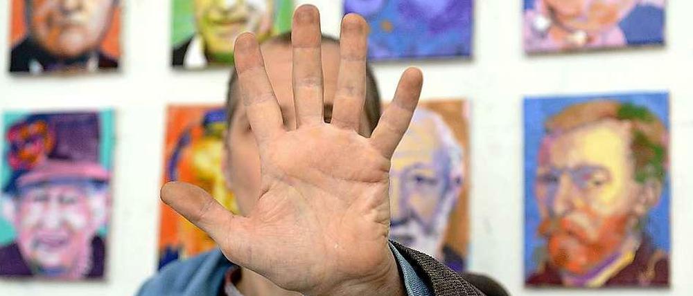 Zu wem gehört diese Hand?