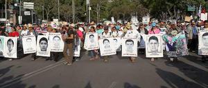 Verschleppt, ermordet, verbrannt. In Mexiko demonstrierten am Donnerstag Tausende Menschen gegen den Mord an Dutzenden Studenten.