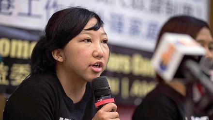Die indonesische Haushälterin Erwiana Sulistyaningsihunter nach dem Gerichtstermin am Dienstag in Hongkong.