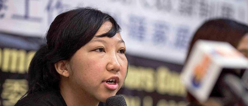 Die indonesische Haushälterin Erwiana Sulistyaningsihunter nach dem Gerichtstermin am Dienstag in Hongkong.