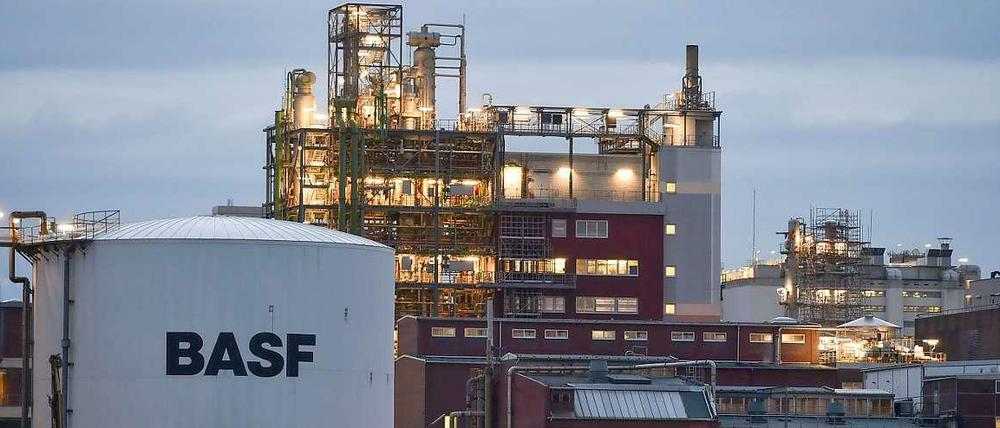 BASF überrascht mit starken Geschäften mit Petrochemikalien und im Pflanzenschutz.