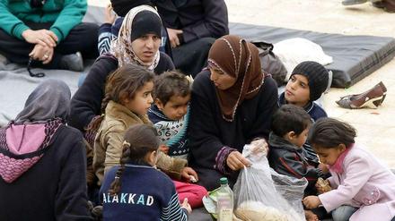 Überall in Syrien sind Menschen auf der Flucht vor dem Terror des "Islamischen Staats" - hier im Osten des Landes.