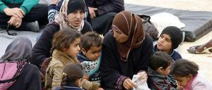 Überall in Syrien sind Menschen auf der Flucht vor dem Terror des "Islamischen Staats" - hier im Osten des Landes.
