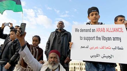 In Benghazi gehen die Menschen auf die Straße für einen Militärschlag gegen den IS in Libyen. 