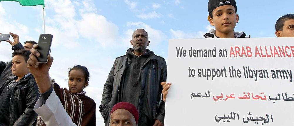 In Benghazi gehen die Menschen auf die Straße für einen Militärschlag gegen den IS in Libyen. 