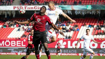 Enges Duell: Nürnbergs Peniel Mlapa (l), hier im Kopfballduell mit Toni Leistner, brachte die Gastgeber in Führung.