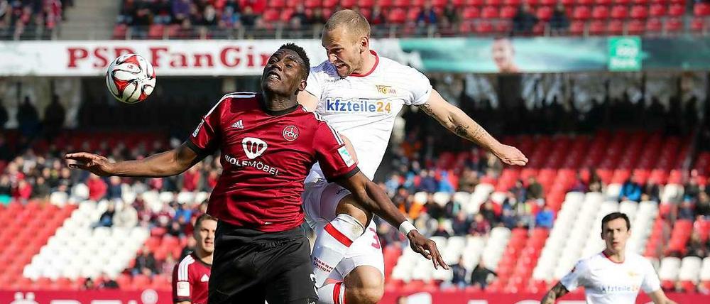 Enges Duell: Nürnbergs Peniel Mlapa (l), hier im Kopfballduell mit Toni Leistner, brachte die Gastgeber in Führung.