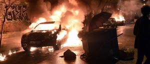 Mehrere Autos gingen in Athen in Flammen auf.