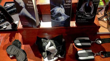 In so manchen Läden wird das Buch zum Film "Fifty Shades of Grey" schon mit dem passenden Accessoire verkauft. In England sind die Londoner Feuerwehr und eine Baumarktkette ebenfalls auf den "Fifty-Shades-Effekt" vorbereitet.