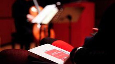 Ton, Wort und Schrift. Im Januar stellte sich das Magazin "Music &amp; Literature" auch in Berlin vor. Der Cellist Anssi Karttunen spielte im Felleshus der Nordischen Botschaften unter anderem "Sept papillons" der finnischen Komponistin Kajia Saariaho, der im aktuellen Heft ein 150-seitiges Dossier gewidmet ist.