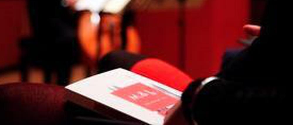 Ton, Wort und Schrift. Im Januar stellte sich das Magazin "Music & Literature" auch in Berlin vor. Der Cellist Anssi Karttunen spielte im Felleshus der Nordischen Botschaften unter anderem "Sept papillons" der finnischen Komponistin Kajia Saariaho, der im aktuellen Heft ein 150-seitiges Dossier gewidmet ist.