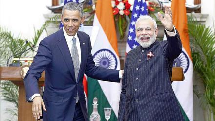 US-Präsident Barack Obama (l) bei seinem Staatsbesuch in Indien mit Ministerpräsident Narenda Modi im Januar in Neu-Delhi. Nicht zu erkennen: Der Nadelstreifenanzug von Modi ist mit dessen Namen bestickt. 