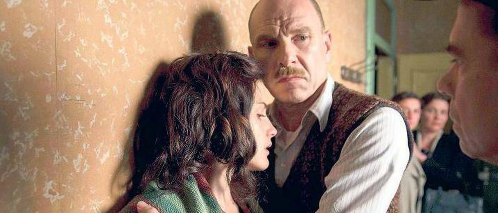 Immer in Gefahr, immer füreinander da. Anne Frank (Mala Emde) und ihr geliebter Vater Otto (Götz Schubert). Foto: HR/AVE/Janett Kartelmeyer.