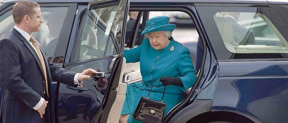 Die Queen sucht einen neuen Chauffeur. Der Fahrer muss nicht nur die Tür aufhalten können.