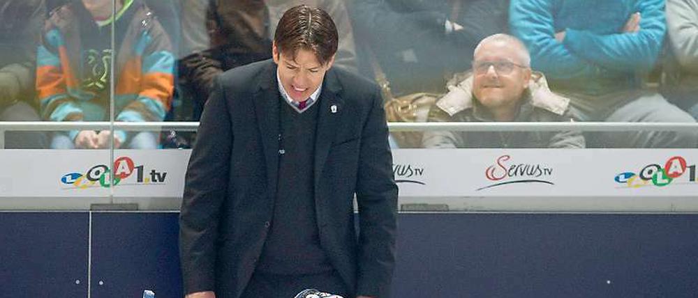 Kaum zu kommentieren. Uwe Krupp (hinten) am Sonntag bei der 3:6-Niederlage in München.