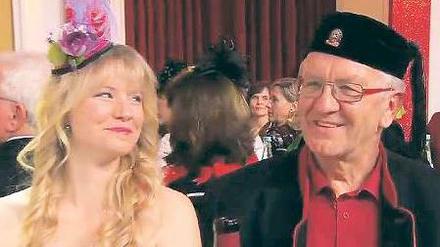 Baden-Württembergs Ministerpräsident Winfried Kretschmann macht beim Mainzer Karneval gute Miene zum bösen Büttenredner-Spiel. 