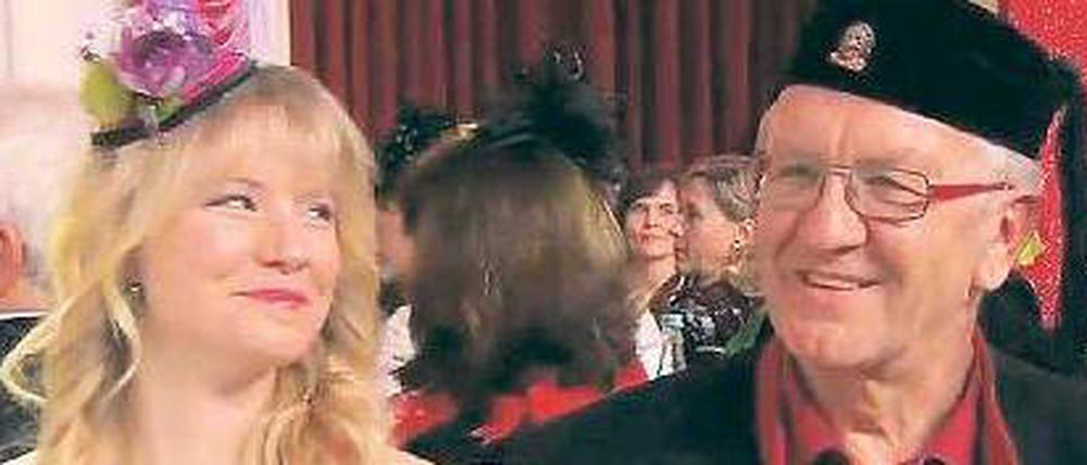 Baden-Württembergs Ministerpräsident Winfried Kretschmann macht beim Mainzer Karneval gute Miene zum bösen Büttenredner-Spiel.