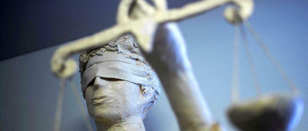 Die Statue der Justizia im Amtsgericht in Nürnberg.