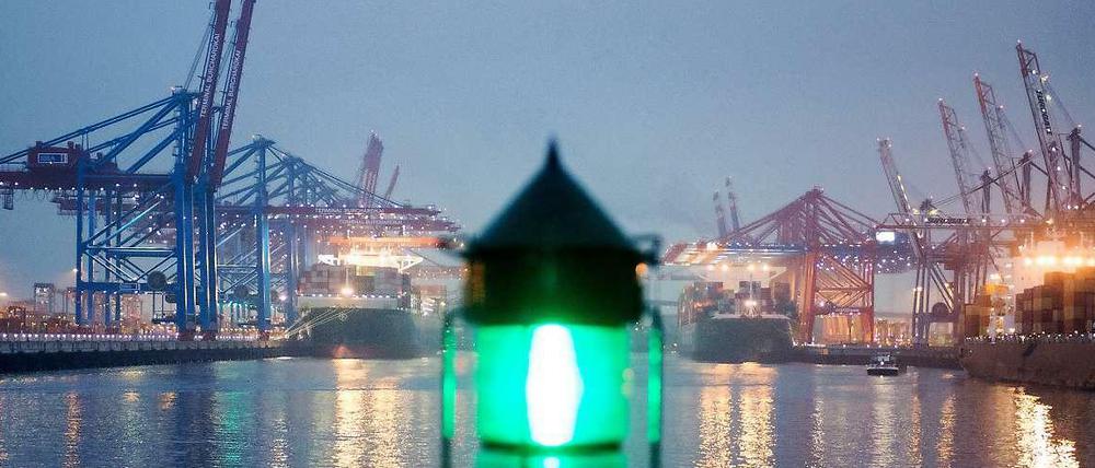 Grünes Licht. Der Hafen und die Logistik sind wichtige Pfeiler der Hamburger Wirtschaft. Wie konkurrenzfähig die Stadt in diesem Bereich bleiben kann, hängt auch davon ab, wie der Streit um die Elbvertiefung ausgeht.